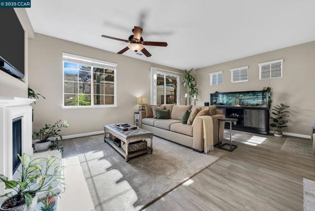 1037 Gridley Dr, Pittsburg CA: https://media.crmls.org/mediaz/948bf62a-2f0e-4517-9c16-51f1b9d1e74e.jpg
