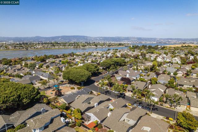 117 Brighton Rd, Alameda CA: https://media.crmls.org/mediaz/948c8ef4-1fd9-4dcc-ab7a-3696c5d71ec8.jpg