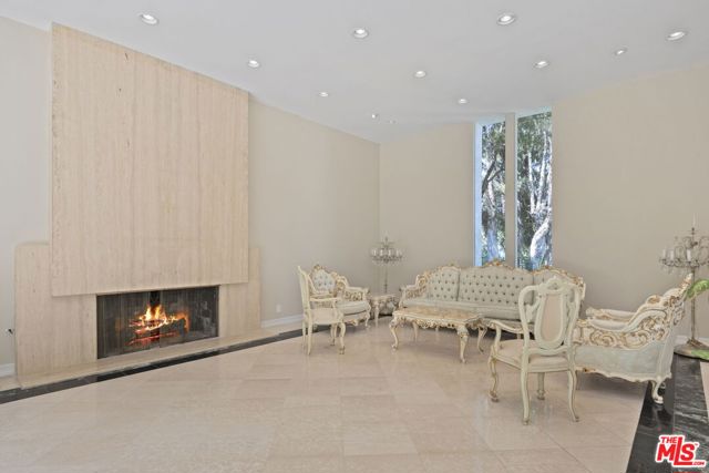 1860 Loma Vista Drive, Beverly Hills CA: https://media.crmls.org/mediaz/948d9a53-9475-4c04-93f6-23da7f5bb799.jpg