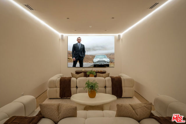 1525 Marlay Drive, Los Angeles CA: https://media.crmls.org/mediaz/94903ab7-65de-4e3a-ac05-c6e3cf7b813e.jpg