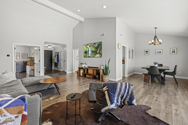 915 W Marcello Avenue, Thousand Oaks CA: https://media.crmls.org/mediaz/94918821-92fd-472f-817c-54f6cf269974.jpg