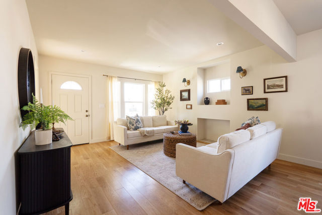 5200 S St Andrews Place, Los Angeles CA: https://media.crmls.org/mediaz/9491e3d5-81d0-4d04-a7f0-45a88552d8c6.jpg