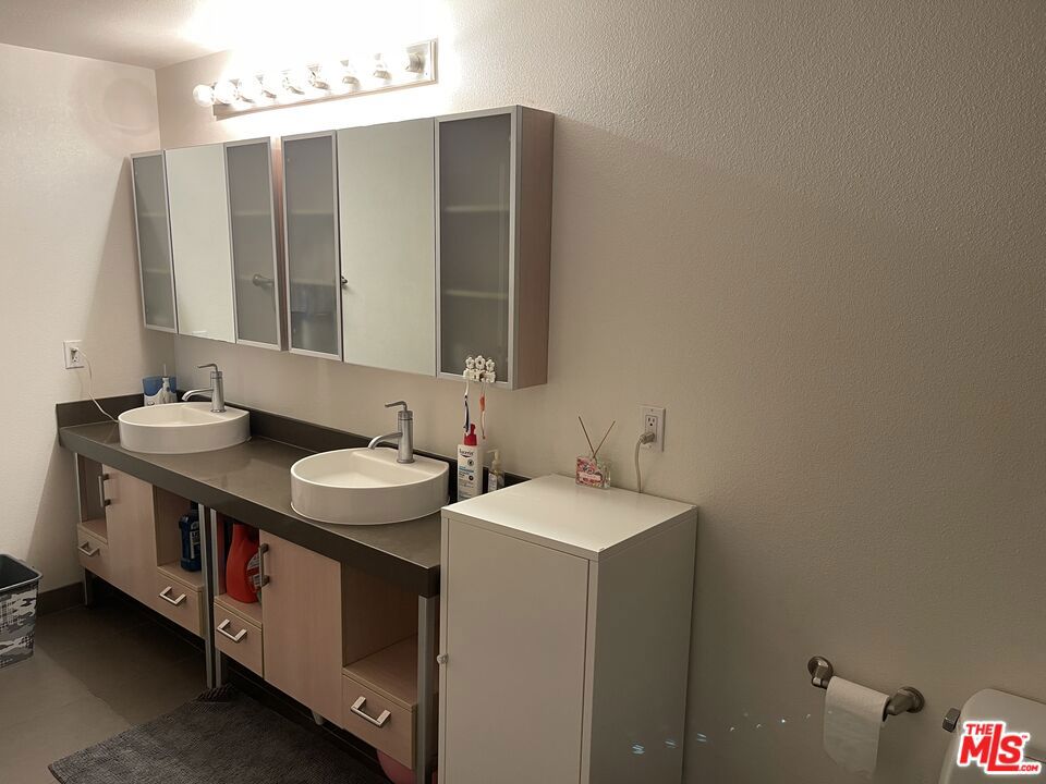 https://media.crmls.org/mediaz/94932d69-5514-46ce-8bbb-6c908a400749.jpg?preset=X-Large