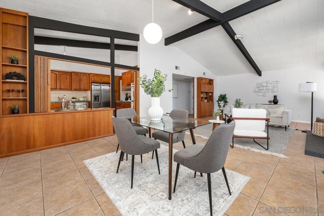 8402 Sugarman Dr, La Jolla CA: https://media.crmls.org/mediaz/949489a7-ee3e-4b65-80b6-40ba51d97fd2.jpg