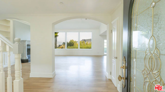 10900 Terryview Drive, Studio City CA: https://media.crmls.org/mediaz/9494e4b3-972e-453b-b6c8-d13f3ddf4ab3.jpg