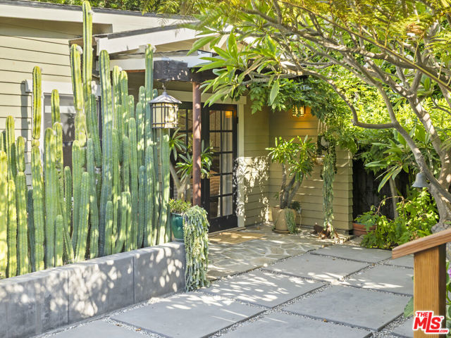 1528 N Curson Avenue, Los Angeles CA: https://media.crmls.org/mediaz/94954109-5f31-453b-abb5-1eb01891ac82.jpg