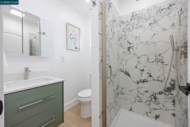 2133 39Th Ave, Oakland CA: https://media.crmls.org/mediaz/94957123-0212-4329-95a9-1817124b6fa3.jpg