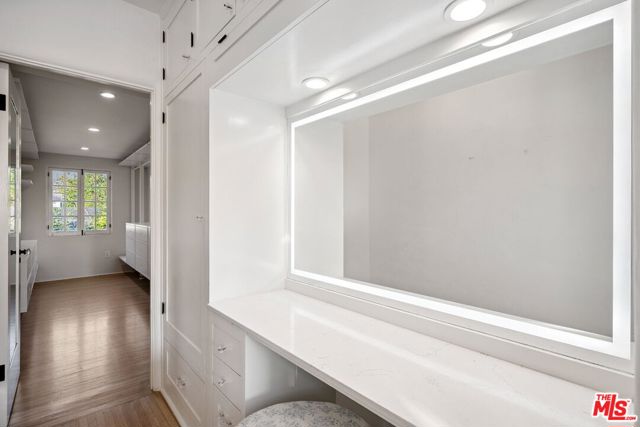 950 N Holliston Avenue, Pasadena CA: https://media.crmls.org/mediaz/94961108-18f2-4a7a-a203-5613d46e977b.jpg