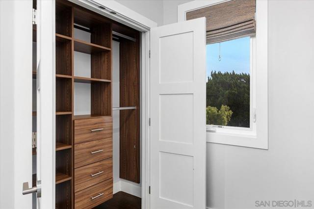 6411 Dowling Dr, La Jolla CA: https://media.crmls.org/mediaz/9496acbf-6c69-4124-b153-b81575728e78.jpg