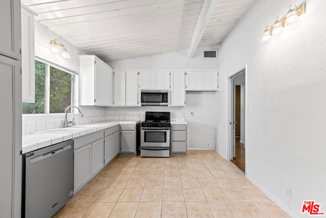 22027 Viscanio Road, Woodland Hills CA: https://media.crmls.org/mediaz/9496cd2f-f99c-47ba-b8e1-ffc29458592a.jpg
