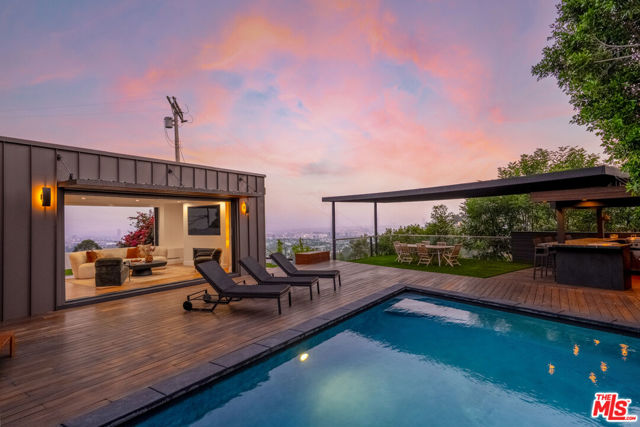 8021 Floral Avenue, Los Angeles CA: https://media.crmls.org/mediaz/9497baa3-9dd9-4677-b160-4c5958604df6.jpg