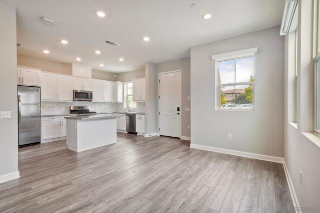 1097 Delpy View Point, Vista CA: https://media.crmls.org/mediaz/9497f8fc-f7bd-4cb5-b8f9-de2bdda0ec71.jpg