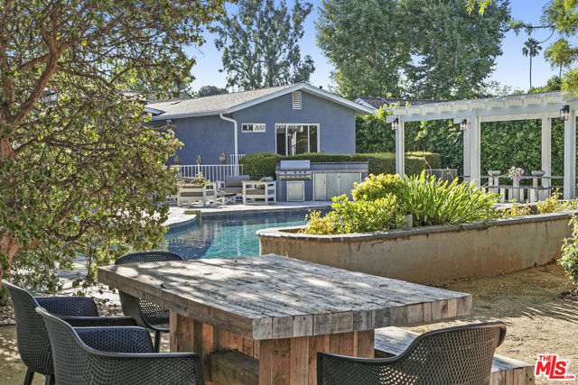 6002 Jumilla Avenue, Woodland Hills CA: https://media.crmls.org/mediaz/94989024-19a7-4313-a2f2-8a2b9ad2d1e0.jpg