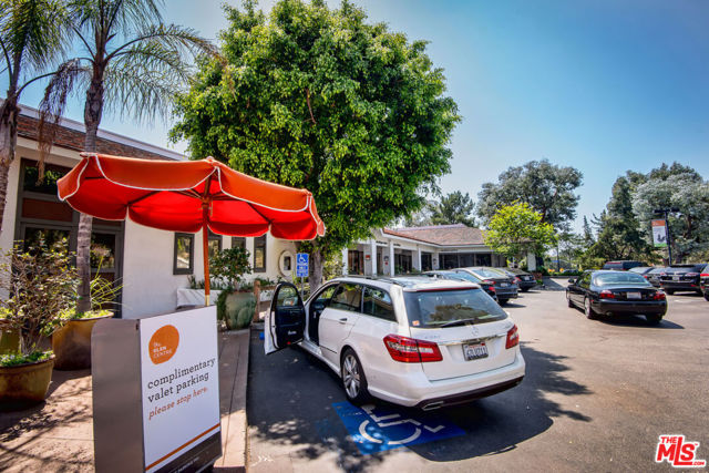2771 Claray Drive, Los Angeles CA: https://media.crmls.org/mediaz/9498a970-40c2-4a10-a9f9-22c8fe0d15ae.jpg