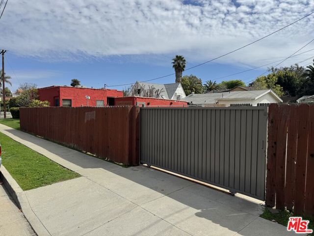 2437 Granville Avenue, Los Angeles CA: https://media.crmls.org/mediaz/9498b77f-3097-4513-9aa2-bf700e79cb16.jpg
