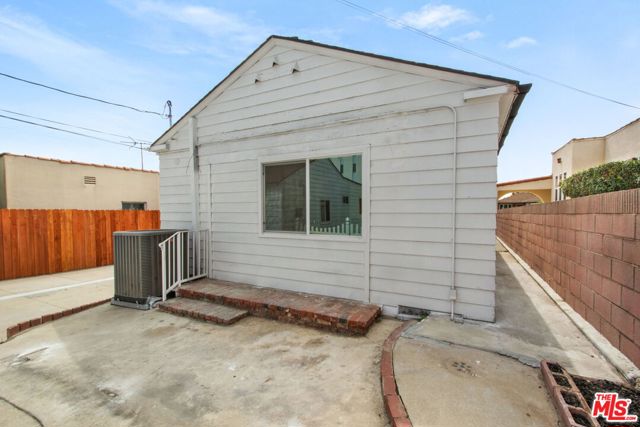 4325 W 58th Place, Los Angeles CA: https://media.crmls.org/mediaz/9498c9e0-37d4-440b-b1fd-3df0d498eb18.jpg