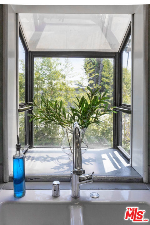 5920 Chula Vista Way, Los Angeles CA: https://media.crmls.org/mediaz/949c0271-c92a-41cb-a7b0-cfacc9306cc9.jpg