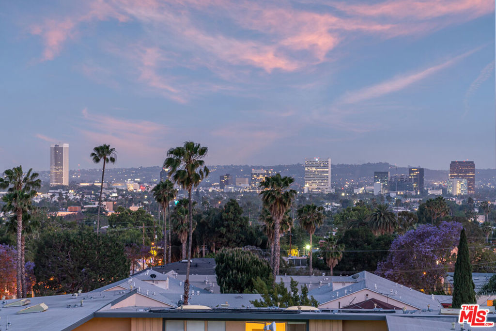 https://media.crmls.org/mediaz/949d9de5-7033-40b6-8f9d-7d4e7f4d7c38.jpg?preset=X-Large