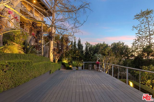 1415 Summitridge Drive, Beverly Hills CA: https://media.crmls.org/mediaz/949de675-21a8-4ce0-b05a-ef63dc73c78b.jpg