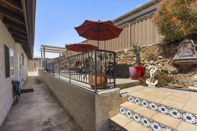 4331 Summit Drive, La Mesa CA: https://media.crmls.org/mediaz/949e3992-affc-4e32-a90f-7a503dc3c930.jpg