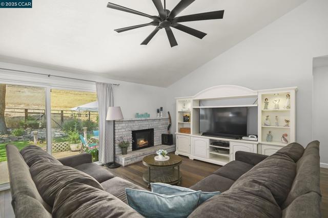 1169 Discovery Way, Concord CA: https://media.crmls.org/mediaz/949e4890-1835-4627-b6c9-da06f05f2198.jpg