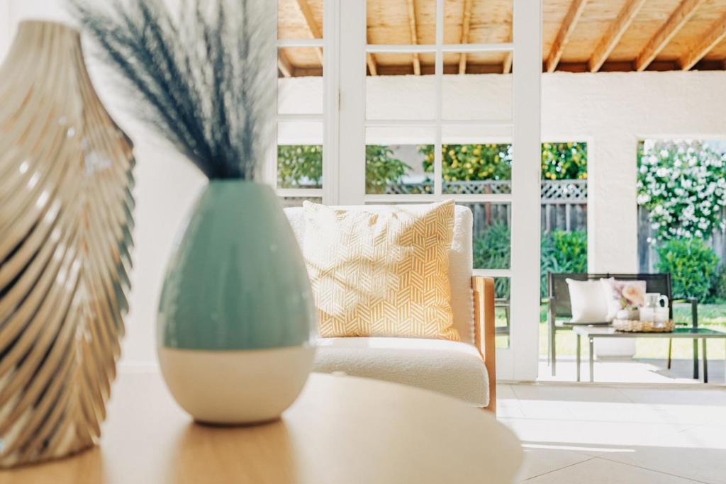 https://media.crmls.org/mediaz/949ed538-3179-46a4-b35b-be6cf815878f.jpg?preset=X-Large