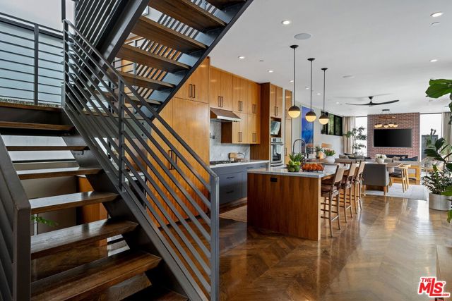 1102 Amoroso Place, Venice CA: https://media.crmls.org/mediaz/949ee85e-008d-4c8b-a9cd-73615893c59c.jpg