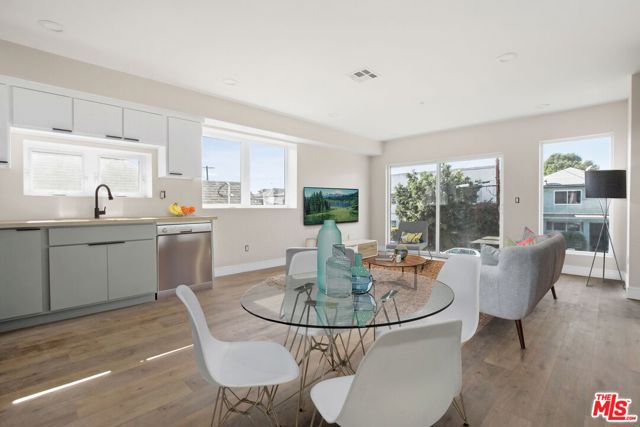 1724 Menlo Avenue, Los Angeles CA: https://media.crmls.org/mediaz/949fb664-1c6b-47b1-a77c-108cad446429.jpg