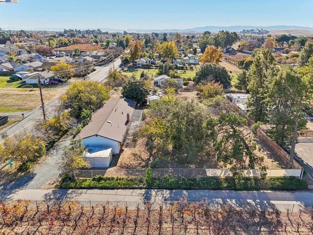4807 Live Oak Ave, Oakley CA: https://media.crmls.org/mediaz/949fe346-3bea-4106-868a-f9d3a36b0376.jpg