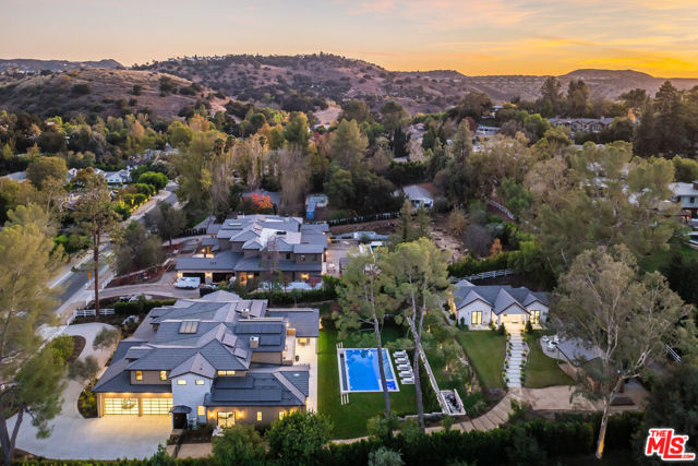 5287 Round Meadow Road, Hidden Hills CA: https://media.crmls.org/mediaz/949ff242-0098-404a-b4ee-e21dad3b0395.jpg