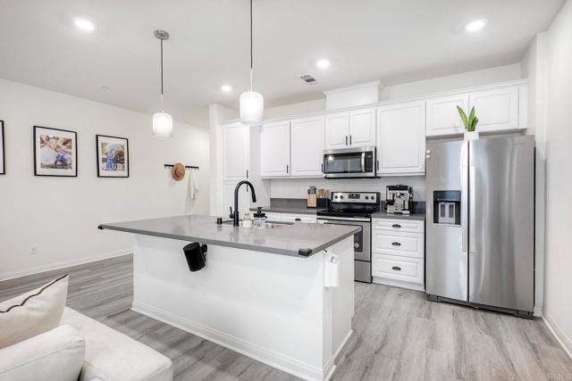 Detail Gallery Image 9 of 34 For 1374 Palo Verde Way, Vista,  CA 92083 - 3 Beds | 2/1 Baths