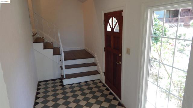 108 Green St, Martinez CA: https://media.crmls.org/mediaz/94a0afb5-35aa-4284-a52b-0dd6c8efe495.jpg