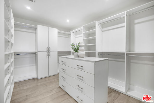 18202 Rancho Street, Tarzana CA: https://media.crmls.org/mediaz/94a113dd-25f4-4fb4-97c9-d725aca05b7d.jpg