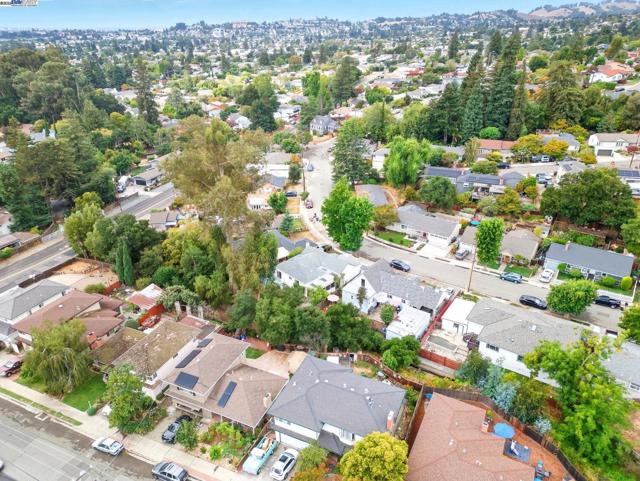 18760 Sandy Rd, Castro Valley CA: https://media.crmls.org/mediaz/94a20944-4a96-47ed-a153-6e6f96e0323f.jpg