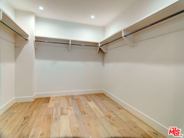 11979 Mayfield Avenue, Los Angeles CA: https://media.crmls.org/mediaz/94a2c16c-f3fd-4ea0-989d-80015df9c5d6.jpg