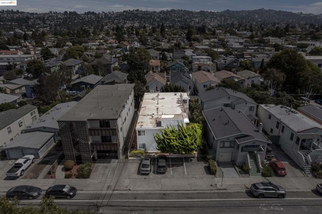 825 Kains Ave, Albany CA: https://media.crmls.org/mediaz/94a3bfa6-0f10-4d1f-a9a1-14fece548eba.jpg