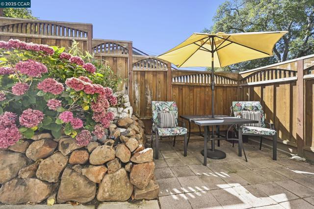 554 Golf Club Road, Pleasant Hill CA: https://media.crmls.org/mediaz/94a41eff-270d-4056-9b36-863590fef333.jpg