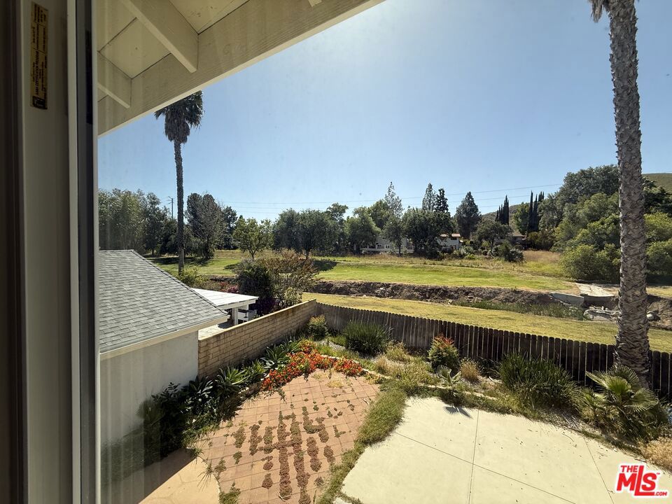 https://media.crmls.org/mediaz/94a57a8f-bbe6-4937-91ab-8c99d893ce88.jpg?preset=X-Large
