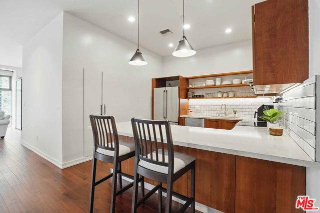 801 S Grand Avenue, Los Angeles CA: https://media.crmls.org/mediaz/94a5ccc3-db53-4fdb-a85b-a04878199f1d.jpg