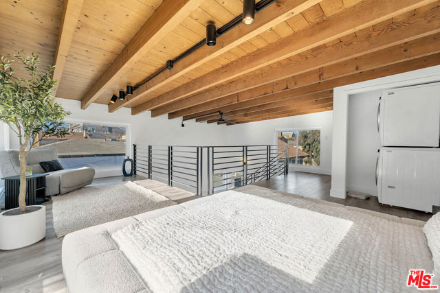 24 20th Avenue, Venice CA: https://media.crmls.org/mediaz/94a61526-8ba8-4bb1-be9d-5c7ab01e381c.jpg