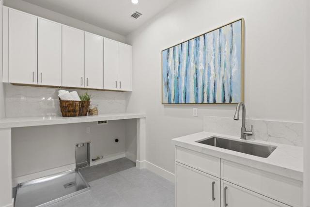 1303 American Way, Menlo Park CA: https://media.crmls.org/mediaz/94a6302a-46a0-4e02-9064-514c956d5aef.jpg