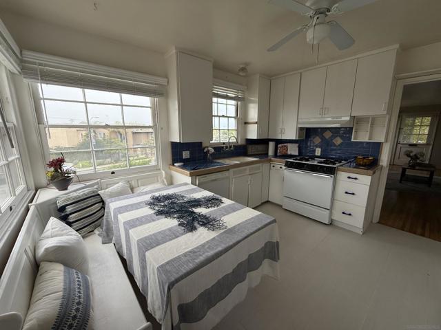 1205 Park Row, La Jolla CA: https://media.crmls.org/mediaz/94a70a49-1719-4afc-8fe2-3b319509a7ce.jpg