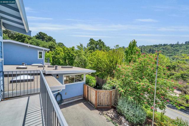 231 Orchard Rd, Orinda CA: https://media.crmls.org/mediaz/94a717c4-742b-48c0-af57-43848f28e317.jpg