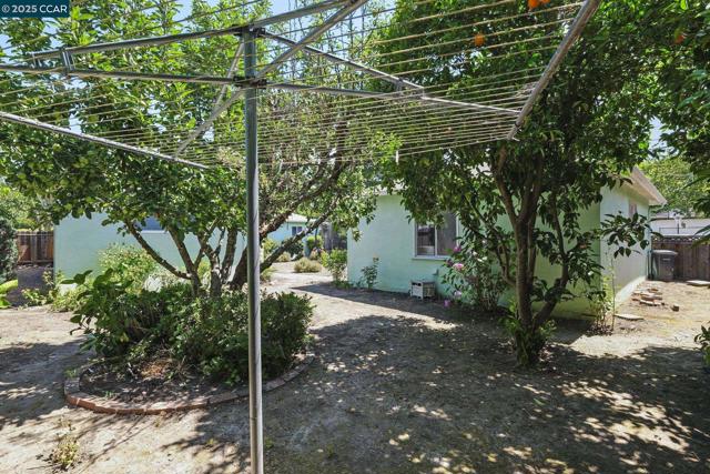 884 Juanita Dr, Lafayette CA: https://media.crmls.org/mediaz/94a7984f-73fe-4146-a9ca-eb52fba7b3e7.jpg