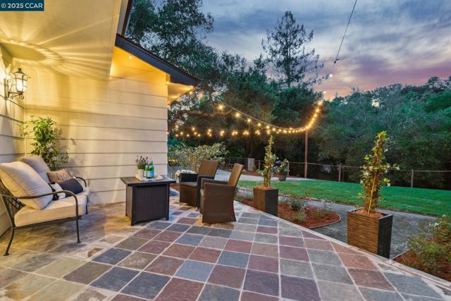6 Greenwood Ct, Orinda CA: https://media.crmls.org/mediaz/94a7d60f-160b-4670-85c0-7d1bd5cf830b.jpg