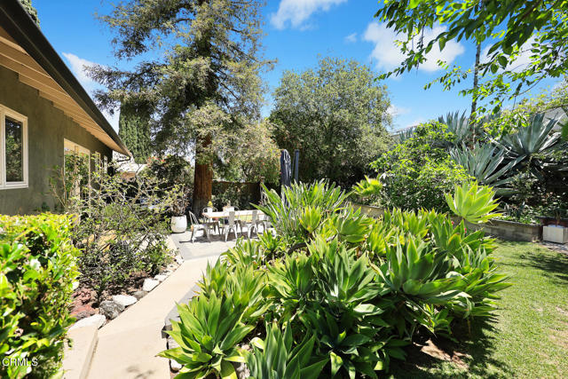 10316 Newhome Avenue, Sunland CA: https://media.crmls.org/mediaz/94a89d1d-cf7f-4e9e-8bea-67c8ba27227a.jpg