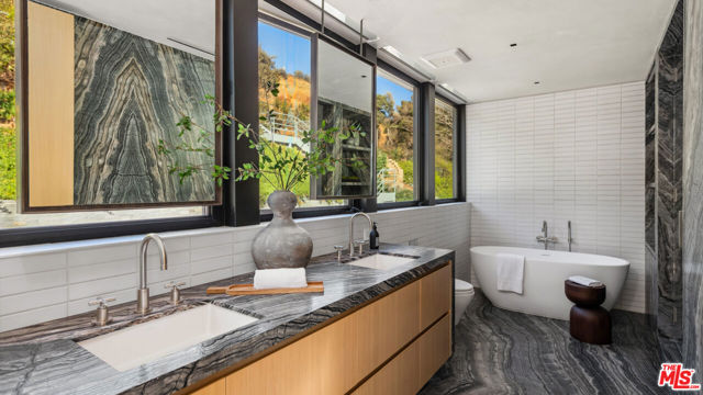 31388 Broad Beach Road, Malibu CA: https://media.crmls.org/mediaz/94a91316-5691-4e84-bc52-1858ef3ad967.jpg
