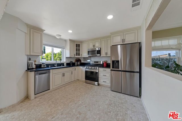 1310 Fairfield Street photo 6
