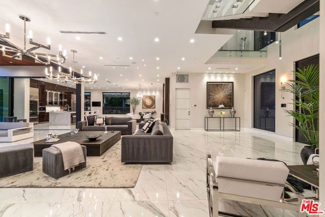 4049 Coldwater Canyon Avenue, Studio City CA: https://media.crmls.org/mediaz/94a9ce30-8a23-487e-a219-05c746acb862.jpg