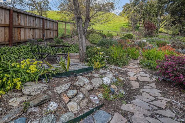 1592 SPRINGBROOK RD, Walnut Creek CA: https://media.crmls.org/mediaz/94aa392d-b3ff-4051-a9fe-eb15247483cb.jpg